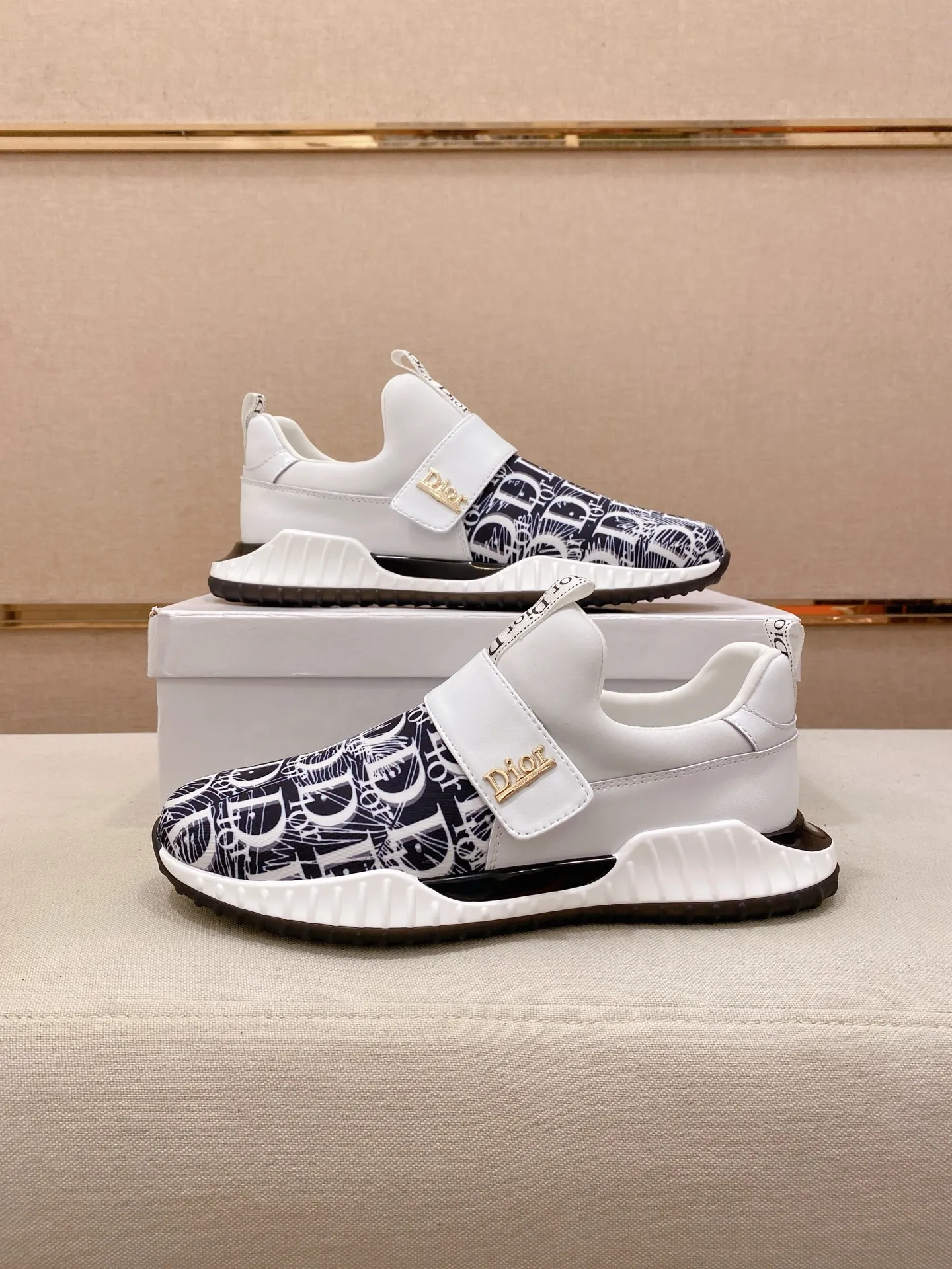 Factory price: 440💰[Dior·Dior] New casual sports style men's shoes, new spring and summer design, perfect workmanship, lace-up lazy style to create wardrobe quality, upper: imported cowhide, sheepskin lining is soft and comfortable, ultra-light TPU wear-resistant outsole, simple, versatile fashion men's shoes, excellent color code number 38--44. (Can be customized for 45 non-refundable)